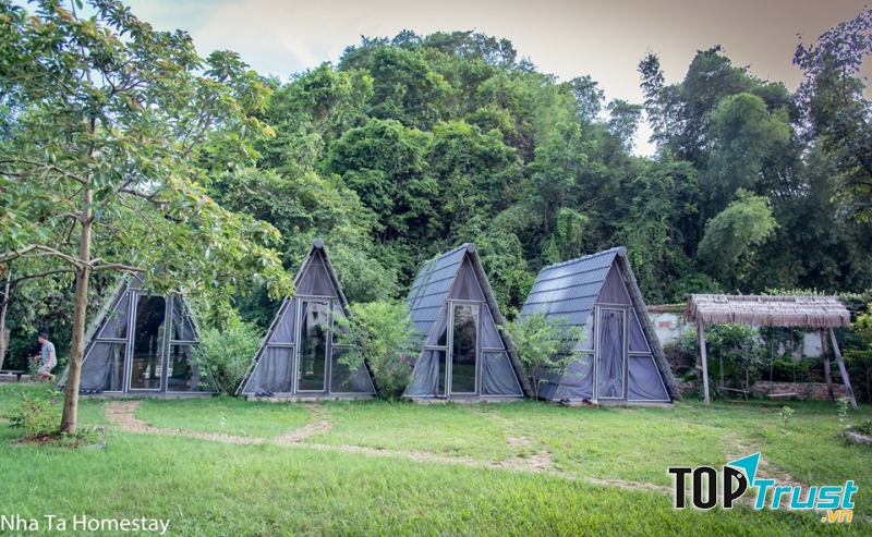 Phòng nghỉ trong khuôn viên của homestay ở Mộc Châu này là những căn lều hình chóp như những ngọn núi nhọn, hùng vĩ ở vùng cao nguyên Tây Bắc