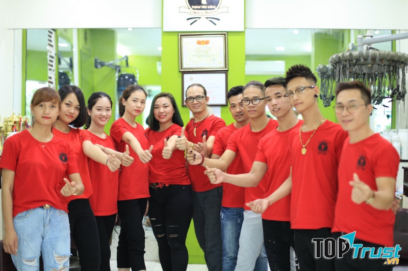 Nhà tạo mẫu tóc Tạ Đức Thịnh và đội ngũ nhân viên của salon