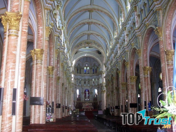 Bên trong nhà thờ Bác Trạch