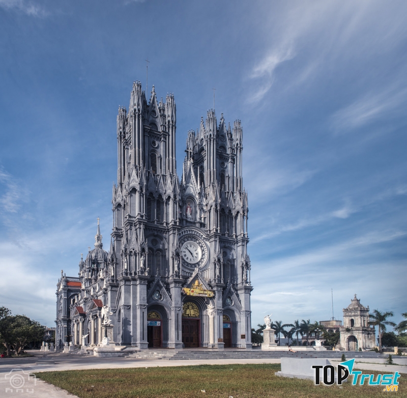 Nhà thờ Bác Trạch sừng sững giữa đất trời