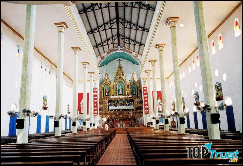 Bên trong nhà thờ Bùi Chu