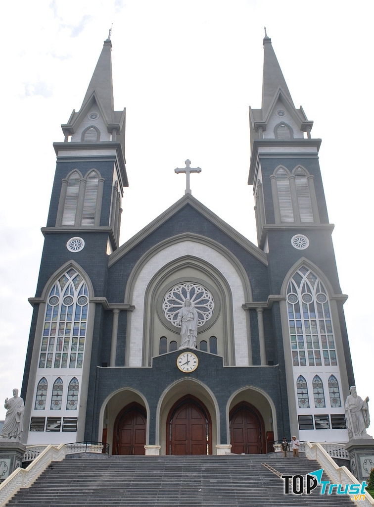 Hình ảnh nhà thờ được đổi mới vô cùng sang trọng