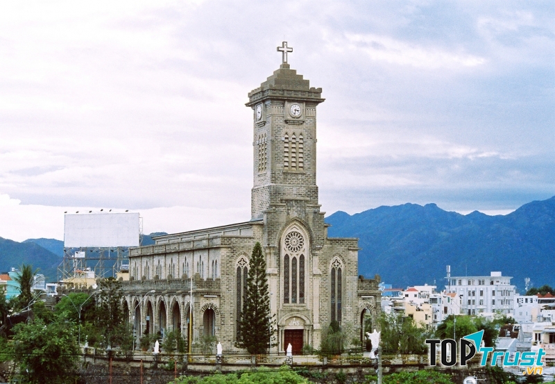 Đây cũng là một công trình được xây dựng theo lối kiến trúc Gothic