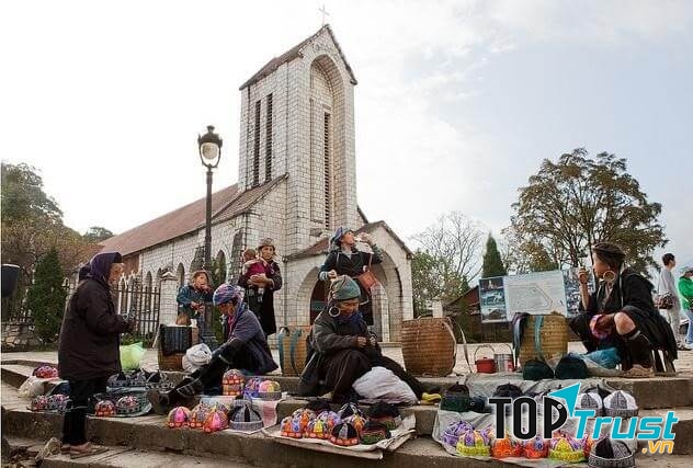 Nhà thờ đá cổ Sapa