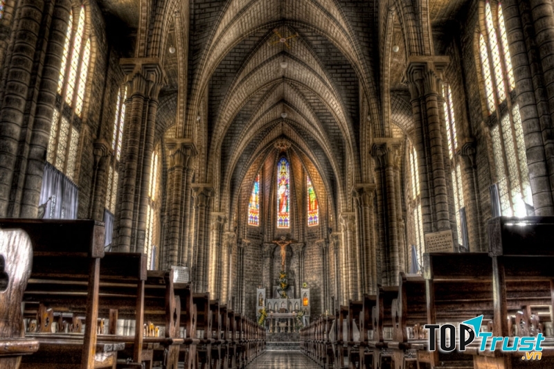 Khung cảnh bên trong nhà thờ Đá Nha Trang