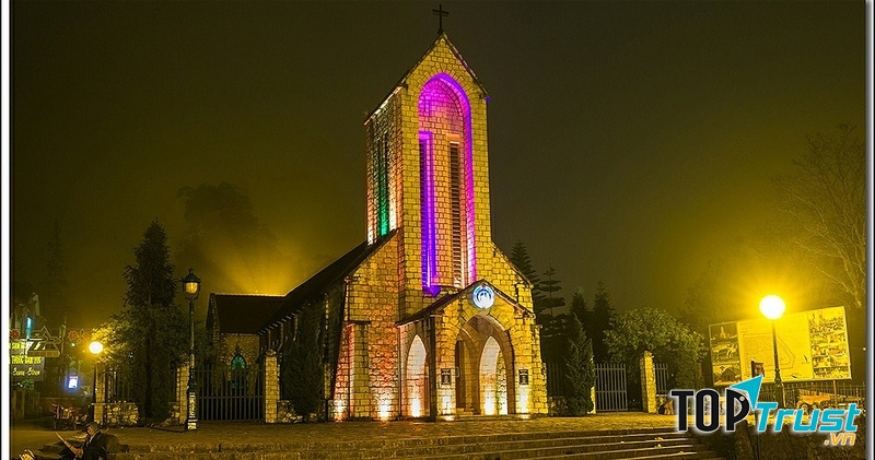 Nhà thờ Đá rực rỡ trong đêm giao thừa