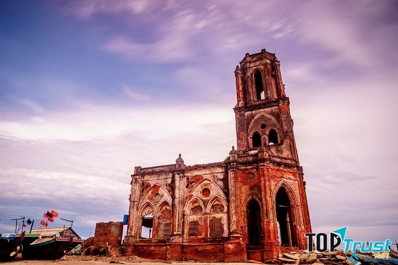 Nhà thờ đổ mang vẻ đẹp hoang sơ, bình dị