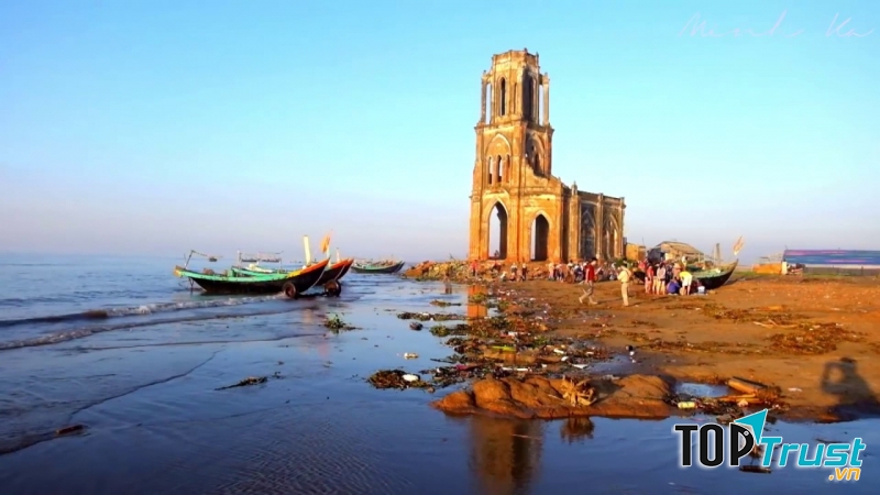 Xung quanh nhà thờ chủ yếu là làng chài