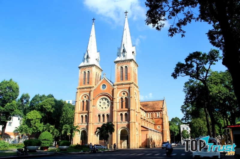 Đây là nhà thờ chính tòa của Tổng giáo phận Thành phố Hồ Chí Minh
