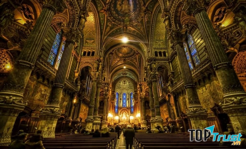Nhà thờ Đức bà Paris toàn cảnh bên trong.