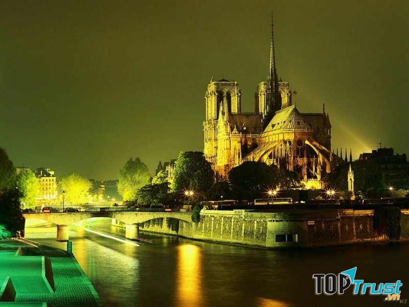 Nhà thờ Đức bà Paris vào ban đêm.