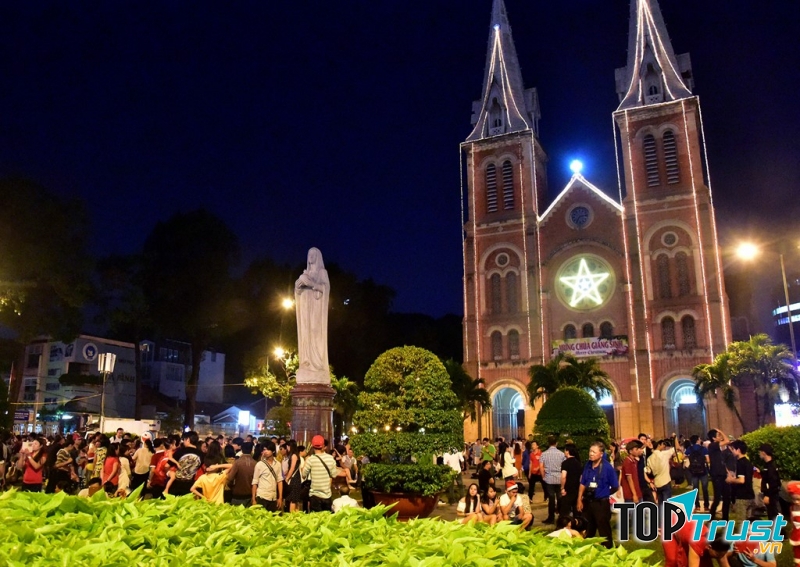 Nhà thờ Đức Bà là một trong những nơi thu hút đông người tới đón Giáng sinh nhất Sài Gòn