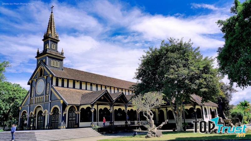 Nhà thờ gỗ với góc nhìn từ xa