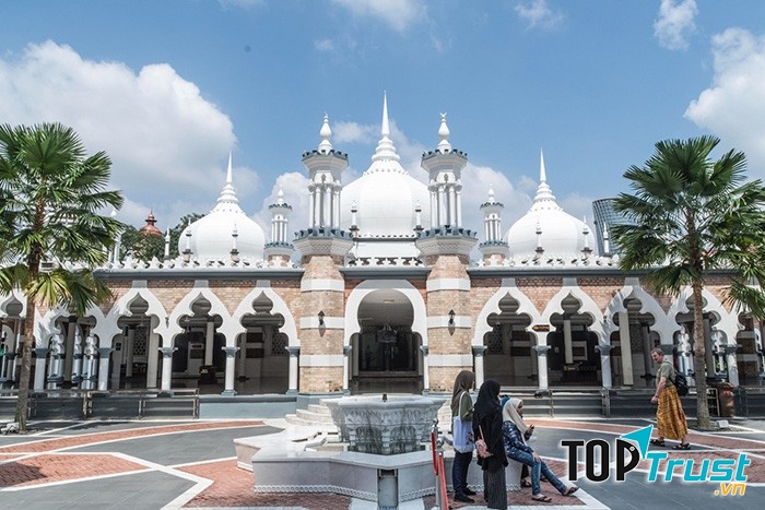 Nhà thờ Hồi giáo Jamek nằm ở trung tâm của trung tâm thành phố Kuala Lumpur