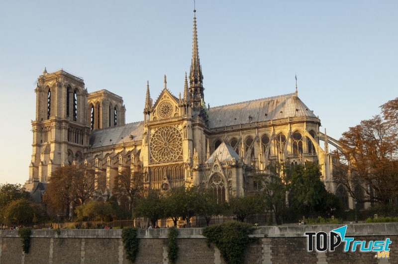 Nhà thờ Đức Bà Paris, một công trình kiến trúc tiêu biểu theo phong cách Gothic