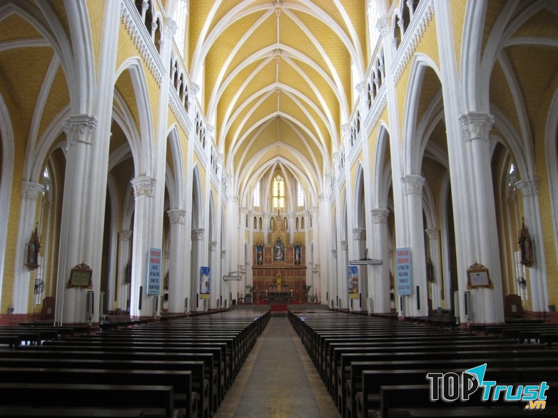 Bên trong Nhà thờ Phú Nhai