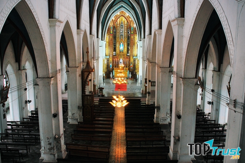 Bên trong Nhà thờ Sở Kiện