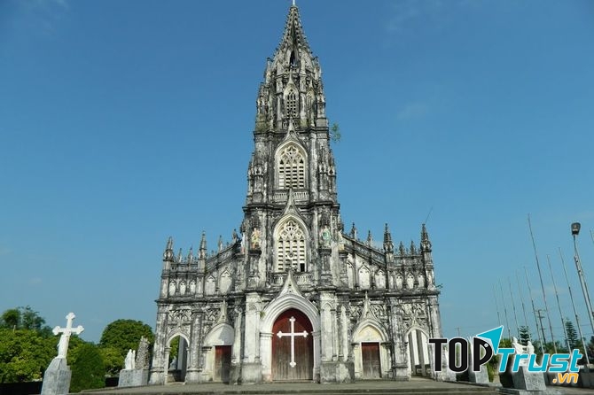 Nhà thờ có mặt tiền hướng ra cửa biển nên luôn mang luồng gió ẩm, thoáng mát.