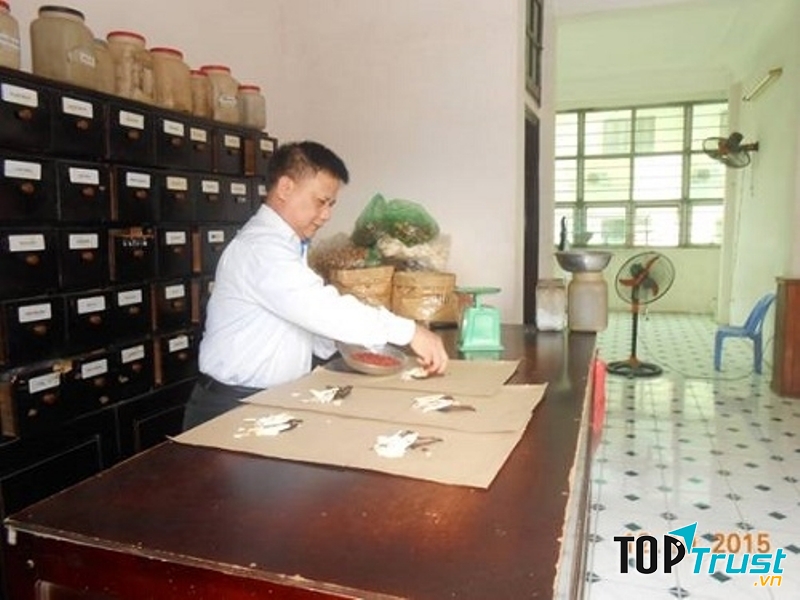 Lương y Nguyễn Đình Khiêm đang bốc thuốc cho bệnh nhân