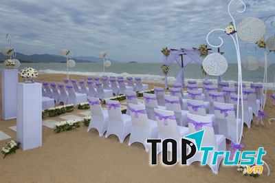 Một buổi tiệc cưới ngoài trời tại Nha Trang trong thời tiết tốt lành, khung cảnh thiên nhiên tuyệt đẹp