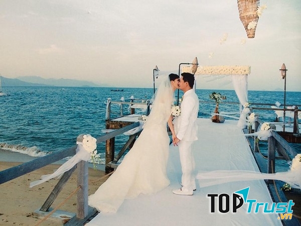 Tổ chức tiệc cưới xong mà tận hưởng tuần trăng mật, cùng dắt tay nhau đi thưởng thước ẩm thực nơi đây thì còn gì hạnh phúc hơn nữa?