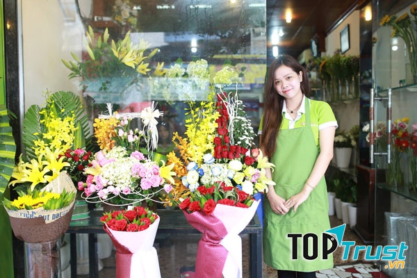 Giáo viên rất nhiệt tình, tỉ mỉ và vô cùng điệu nghệ, chỉ dạy hết sức tận tình, chuyên nghiệp.