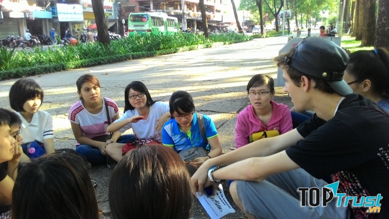 Hoạt động câu lạc bộ tiếng Anh Nhà VHTN