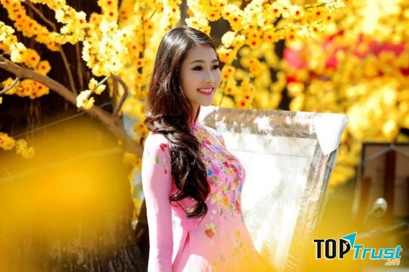Hoa hậu Đặng Thu Thảo đẹp dịu dàng giữa vườn mai chốn này