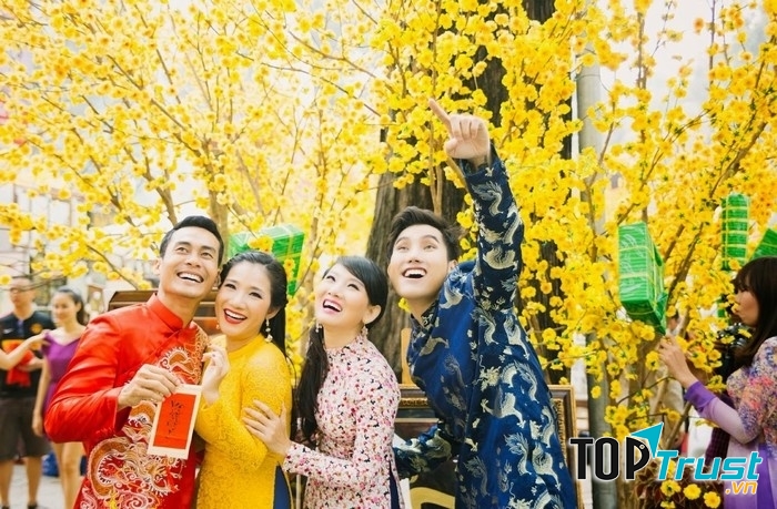 Giới trẻ rất thích thú với vườn mai “giả” trước Nhà Văn Hóa Thanh Niên