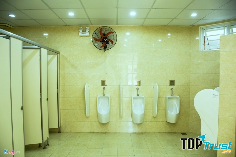 Bên trong nhà vệ sinh 5 sao miễn phí