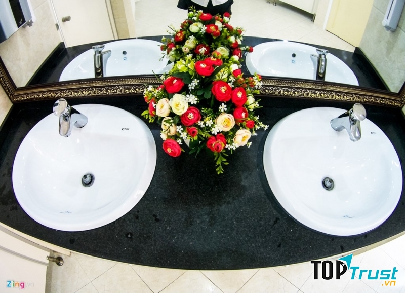 Bồn rửa tay trong nhà vệ sinh 5 sao
