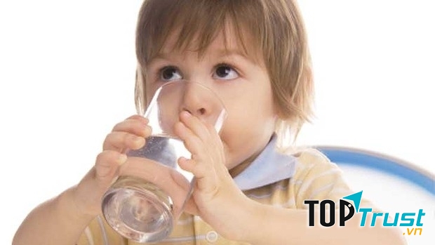 Nhắc bé uống nước nhiều để duy trì việc tiết nước bọt