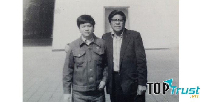 Nhạc sĩ Đỗ Nhuận (bên phải)