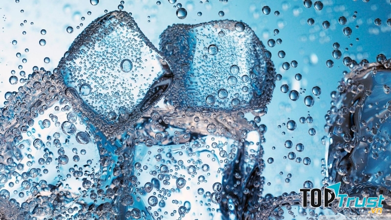 Nhai đá sẽ làm hỏng men răng nhanh chóng.