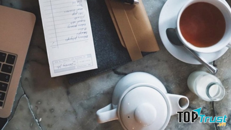 Nhấm nháp cafe khi làm việc