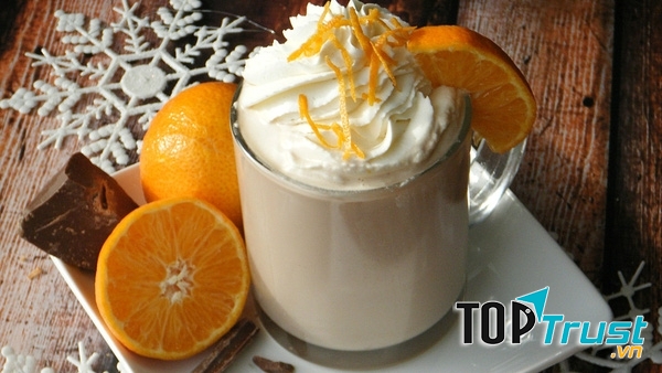 Nhâm nhi một ly cocktail sữa trứng vào đêm Giáng sinh.