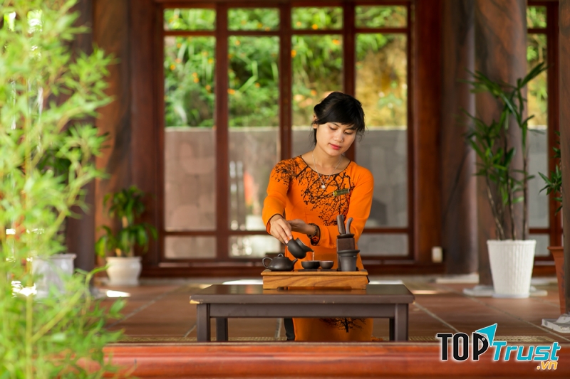 Nhâm nhi tách trà đạo ở Trú Vũ Trà Quán