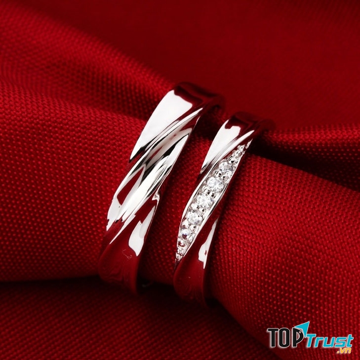 Với những chiếc nhẫn thiết kế đơn giản, dành riêng cho các cặp đôi, giá cả phải chăng hiện nay rất nhiều.