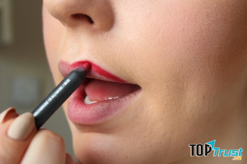 Người ta sẽ chú trọng vào đường viền môi trên
