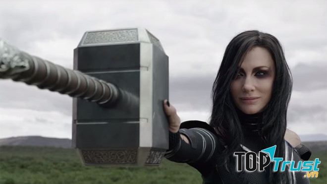 Hela bóp nát búa của Thor dễ dàng
