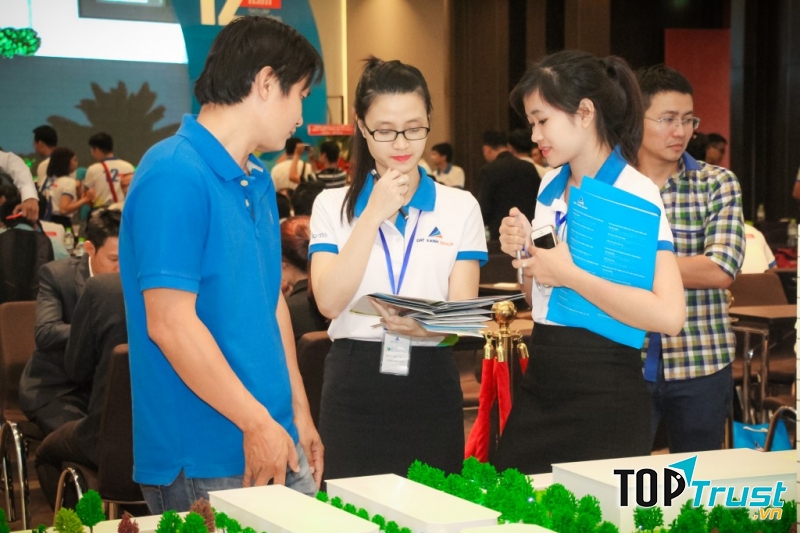 Nhân viên bán hàng là nghề mà người nhận việc phải liên tục tiếp xúc với khách hàng