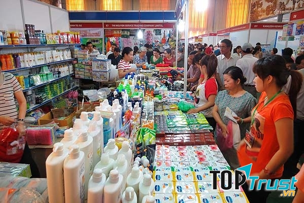 Nhân viên bán hàng hội chợ