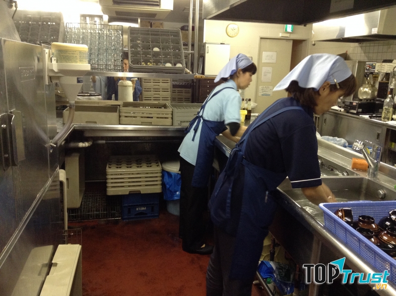 Nhân viên chạy việc là công việc tương đối giống với công việc nhân viên phục vụ nhưng sẽ cần ít thời gian và mức lương cao hơn.