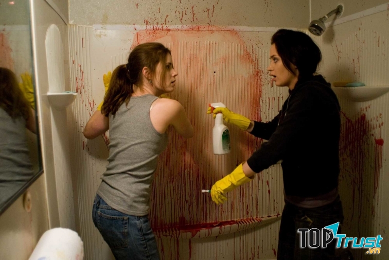 Nhân viên dọn hiện trường phạm tội - Nguồn: Sưu tầm