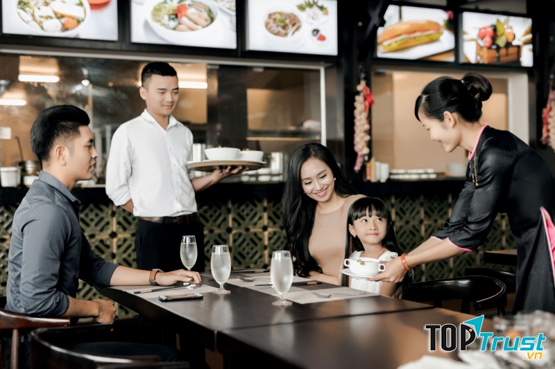 Nhân viên phục vụ là người mà khách hàng tiếp xúc nhiều nhất khi đến quán xá, nhà hàng hay khách sạn.