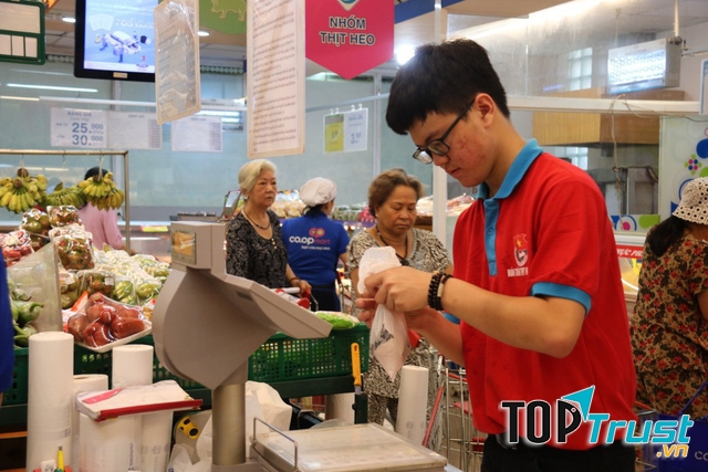 Nhân viên siêu thị