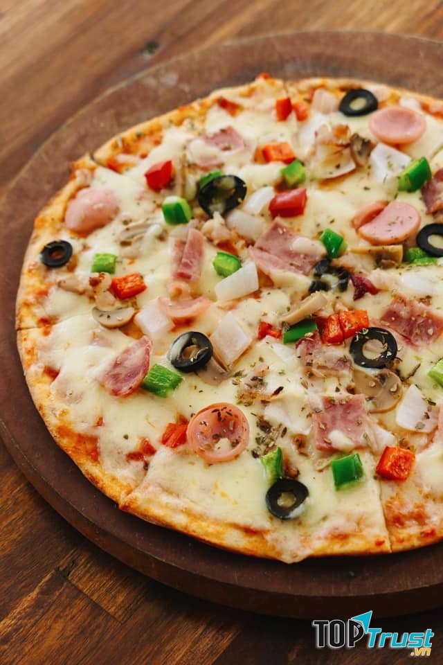 Món pizza tại Nhan’s Kitchen rất ngon, tròn trịa. Đế bánh có màu vàng nâu, ăn giòn, không bị nhũn hay khô cứng. Pizza thơm mùi phô mai hòa quyện cùng hương vị của các loại rau và thịt