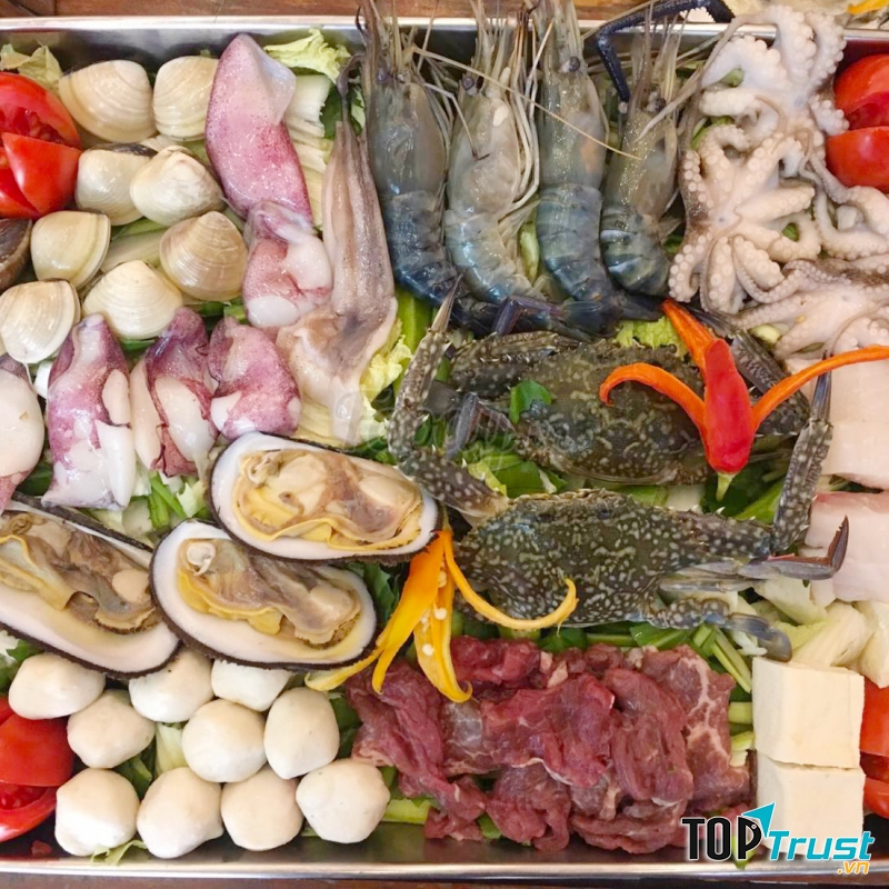   Phần lẩu lớn được phục vụ mang đến bàn nào tôm nào bạch tuộc, nhìn thôi đã thấy ngon mắt rồi