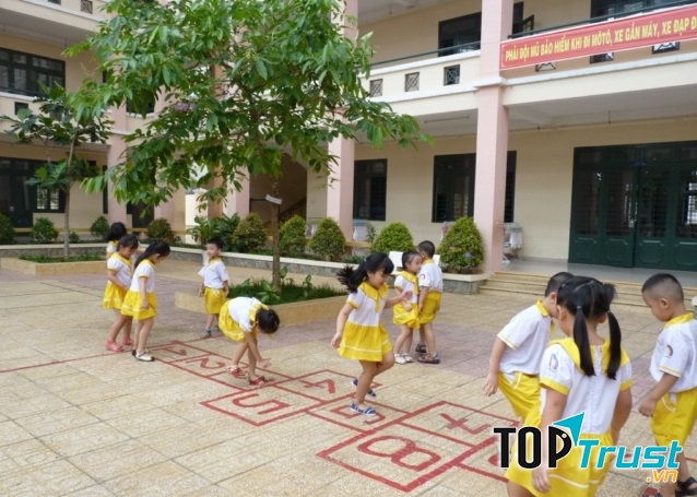 Nhảy lò cò trong sân trường