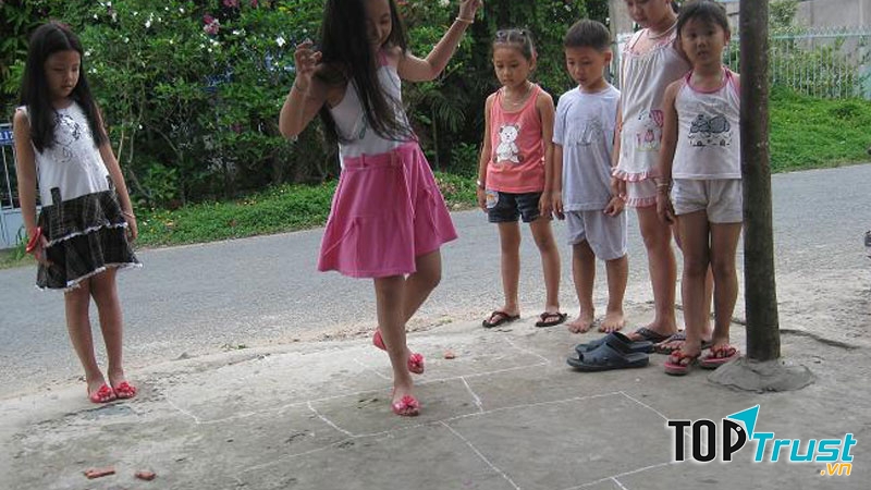 Nhảy lò cò ở sân nhà